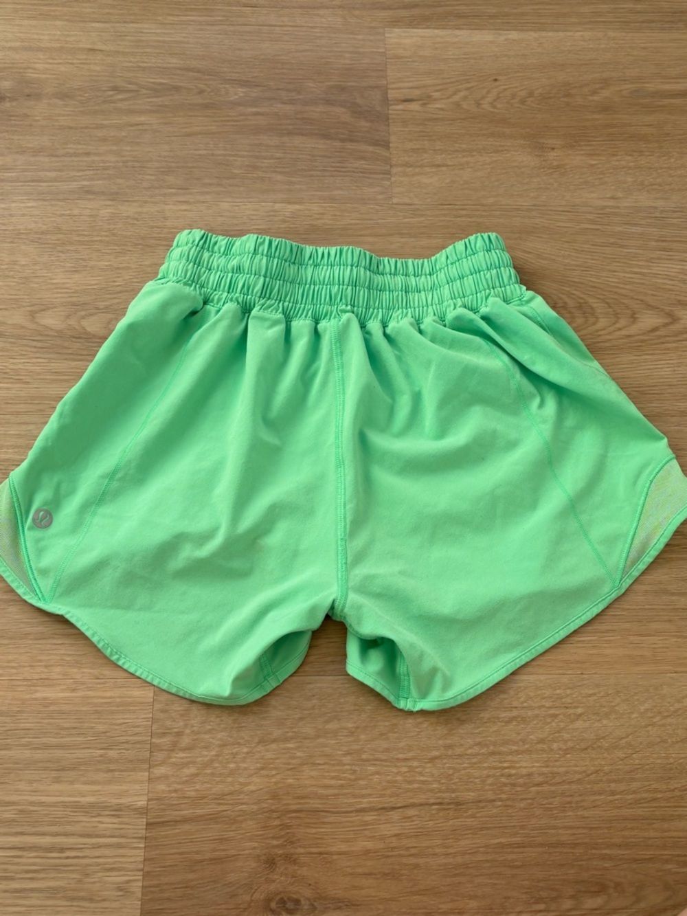 lululemon athletica Pistaschio Hotty Hot shorts - 2.5 inseam - 2 - NO LINER